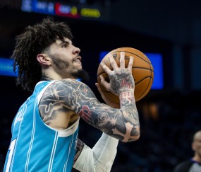 开云体育-铁麻了！拉梅洛·鲍尔半场11中1&amp;三分7中0仅拿2分3板3助1帽