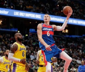 开云官网-末节16分+隔扣詹皇 波神抢戏詹姆斯里程碑之夜